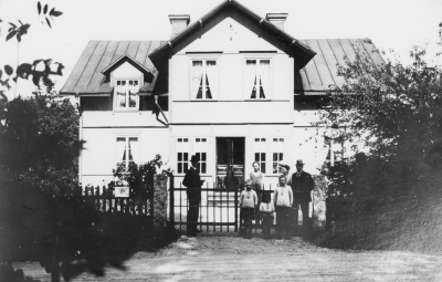  Okänt hus. Det är inte Rundqvists begravningsbyrå på Rönnbärsgatan 3, V-by .  Fr.v.  1?  2?  3?  4?  5?  6? 7?    T.E.  