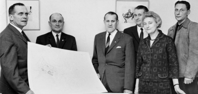 Fr.v. 1 Carl Erik Lindström, mätningsman  2 Einar Johansson, skrotaffären  3 Erik Hermansson, centraltvätten  4 John Andersson, snickare  5 Barbro Hermansson, kontorist  6 Nils Karlsson, Åbro  