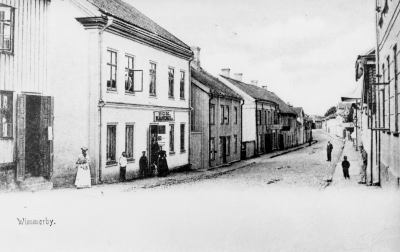Storgatan. Till v. Brauns ? Bokhandel, sedan Järnaffär, Gustav Bingberg, övertogs av Albin Carlsson som sedan sålde till Stig Brogren.   T.E.
