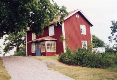 Allan Jonssons egen dokumentation: " Farmorsstugan i Pelarnehult, där min farmor Lovisa Jonsson bodde. Vi ser en del av "lööna" som farmor brukade säga. Den stora lönnen är fortfarande kvar och pryder sin plats."