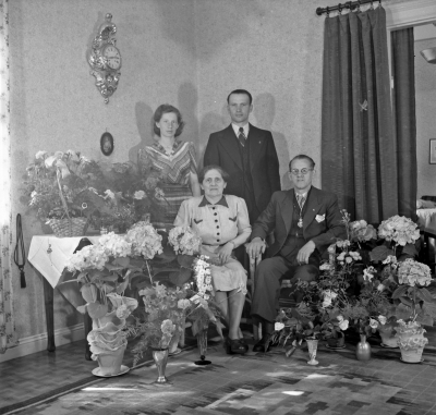 Harry Elg firar 50 års dagen med fru Ella och Sonja och Knut Schill



Dok.111027/KG