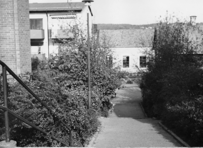 Barkliden sedd från Storgatan. Rakt fram i bildens mitt, Missionskyrkan på Sevedegatan, tidigare Salemskyrkan. Till vänster. HSB-gavel och till höger bakom buskagen före detta målarverkstad.