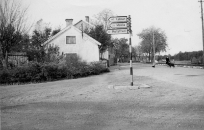 Västra Tullen 1952 Hantverkshuset i bakgrunden. Några år tidigare revs "Tyska konsulatet" där Valfrid Johansson och hans bröder bodde som barn Låg till vänster om vägvisaren se särskildt kort på detta hus.   T.E.