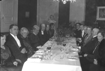 Prosten Höglund
Eric Ingeström som nummer två på högra bordssidan med fru Mimmi som nummer sex (?) samma sida.
Kalas på Näs (?)



