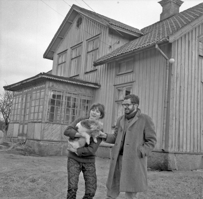 Pi Lind med hustrun Inger. Kortet är taget vid gården Gråsshult på vägen åt Rumskulla

Dok.110627/KG