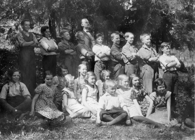 Tuna Kyrkskola . Lärare kantor Per-Inge Enwall. Stående från vänster: Algot Nilsson Tuna gård, Karl-Evert Lindblad Dämshult, Ingvar Svensson Tuna station, Karl-Yngve Palm Tuna gård, Ingvar Green Lillerum, Erik Almgren Tuna gård, Torsten Gustafsson Tuna, Torsten Alfredsson Tuna, Nils-Erik Lindblad Dämshult. Sittande fr.v: Ingvar Svensson Kronoberg, Inga-Stina Lindblad - Kårbrant Dämshult, Gunborg Gustafsson Tuna, Maj-Britt Johansson - Östberg Tuna, Britta Johansson - Bergvall Skedtorpet, Anna-Stina Palm Tuna gård, Valborg Gustafsson Tuna, Gösta Karlsson Stockhult, Karin Pettersson - Wallin Tuna, Karin Karlsson - Johansson Stockhult, Märta Green Lillerum.       