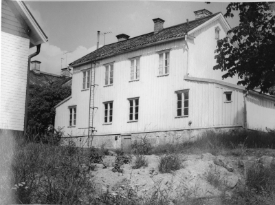 "Målare David Nybergs f.d. hus sett från Kyrkogårdsgatan. Till vänster målare Yngve Nybergs hus, revs 1976." Thorvald Eriksson 