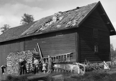 Västra Tullen 

Dok.100601/KG

Ladan vid Storholmen 1950-talet,  Eriksholm. Till höger Hans Christensen med dottern Mona gift Åberg.      T.E.