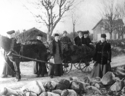 Från vänster   Från vänster 1.  Göta Tisell  2. Ida Svanberg, lärarinna  3. Ingeborg Frössberg, fröken 
4. Anton Anderson, Snokebo  5. Anna Johansson, lärarinnan  6. Ingeborg Forsell, kontorist  7. Sigrid Tisell ( Pensionatsinnehavare ).     