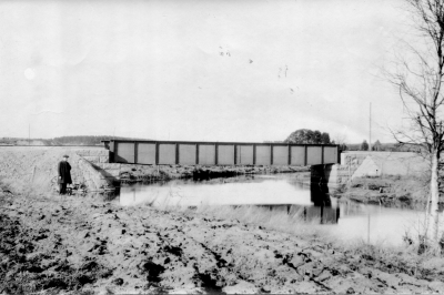Gamla Hultsfredsvägen ut mot Storholmen ( innan Marcatos ), mitt emot Björkhaga, vid Tuvan. 