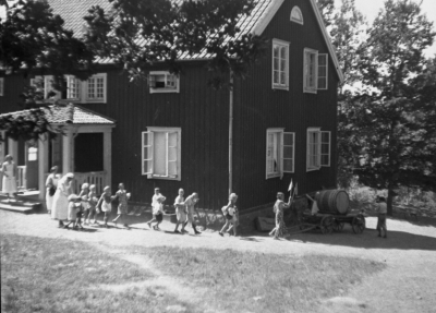 Barnhemmet, Krön
"Meddelande
På förekommen anledning får jag härmed bedja de lantbrukare, som på hösten 1927 skänkte en del timmerstockar för uppförande av barnhemsbyggnaden i Vennebjörke, vända sig till mig före den 15 april för utfående av den ersättning, vartill de kunna anse sig vara berättigade. Då jag ej vet om barnhemmets verksamhet kommer att fortsätta efter detta års utgång, vill jag hava klarhet i denna sak. Vimmerby den 21 mars 1940. Mimmi Ingeström"
Vimmerby Tidning 20/3 1940



Dok.080214/RS