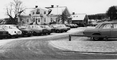 Utsikt från Sevedegatan december 1977, kv. Grönsiskan f.d. Per Johan Anderssons gård,  nu stadens. Har används som socialkontor i många år till 1977, då stadshuset blev färdigt. T.E