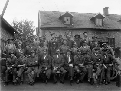 Personalen vid Beijers Vimmerby. Raden längst upp från vänster, Einar Svensson gjutare,  Allan Nilsson gjuteriarbetare,   Birger Nilsson gjutare,  Erik Aronsson gjutare,  Per Pettersson svarvare, Konstans Bäckström gjutare, Ingemar Karlsson hyvlare,   Alvar Liljegren gjutare,  Adrian Larsson gjuteriarbetare, Helge Ahlstrand gjutare, Gustav Linder filare, Ossian Åberg svarvare,mellersta raden från vänster  Erik Pettersson gårdskarl, Per Beijer filare sedan ingeniör Södertälje,  Elon Waern filare, Einar Hägg svarvare,   Karl Gustavsson gjutare, Viking Liljegren svarvare,   Helge Magnusson filare, Sven Liljeblad filare, Folke Lönngren filare, Emrik Hägg svarvare,raden längst fram från vänster  Axel Liljeblad filare, Thorvald Eriksson svarvare, Bertil Kempe modellsnickare, Emil Beijer svarvare, sedan ritare, Karl Beijer direktör, Nils Samuelsson verkmästare, Ivar Sandberg svarvare, ritare, John Frank målare, Valter Beijer svarvare, Hilding Lundkvist smed.       