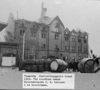 Vimmerby Centralbryggeriets brand 1922. Vid eldsvådan omkom Sotarmästaren J.Gustav  Larsson i en hisstrumma.          
