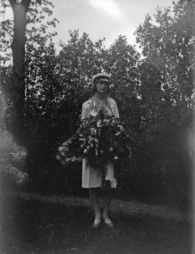 En kvinnlig student. Elsa Blomberg. Realskoleexamen i Vimmerby Samrealskola 1928. Taget på gården Storgatan 5.