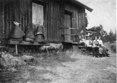 Gölstugan, ett torp på Skogsallmänningen, Sjundekvill 1:24 På trappan sitter Karl Oskar Jonsson och hustrun Anna med döttrarna Nanny och Selma. Selma bodde i USA och var hemma på besök. År 1924     Okänd