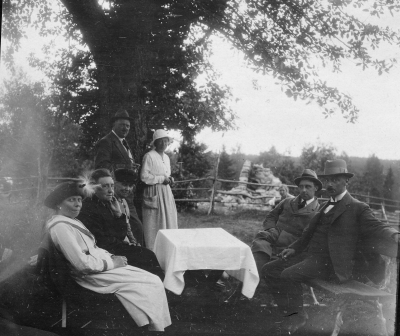 Knabbarp
Ingeborg Forssell, Nanny Wahlberg, Arvid och Erika Forssell, Ingrid, Forssell, Gustaf-Adolf och Erik Wahlberg

Dok.090701/SJ