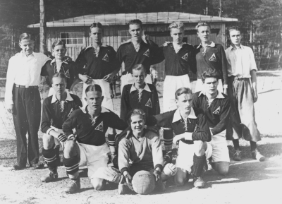 Alléns BK, Vimmerby, år 1938.  Stående från vänster,  1.  Arvid Lind, Typograf  2. Alf Carlsson ( Affe ), Rörläggare  3. Olle Bäcklund ( Smäck ) Snickare  4. Erik Hermansson  5. Gunnar Waern, Hjo  6. Karl Erik ?  Svensson, Chaufför  7.  Leif Dahlgren  . 8. Rudolf Andersson ( nu Dabäck ) Portier stadshotellet  9. Karl Holmberg, Verkstadsägare 10. Folke ? Ringborg  11.  Åke Nyström, Typograf  12.  Knut Pettersson 13.  Sten Hagman, Chaufför. Sten Hagman , bodde under skolåldern i Herrmosselund Storebro Numera i Västervik.   
