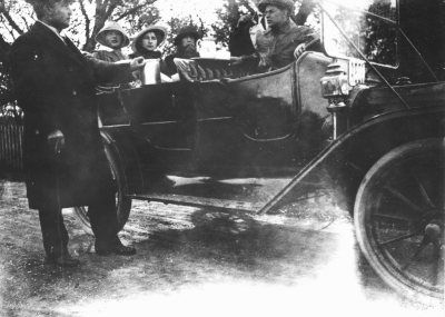 Från vänster. 1. Lagge Jacobsson 2. Greta Andersson fästmö till Josef  Wenström 3. Gerda Wenström Fru 4. Maria Jacobsson 5. Wilhelm Wenström. Provvagn Ford