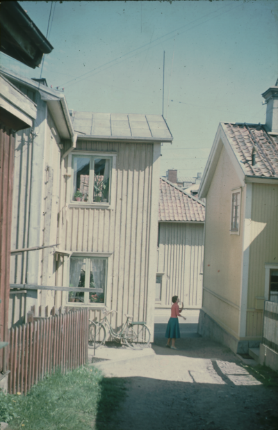 Hus flicka som kastar boll
Båtsmansbacken

090415/KG