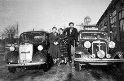 Västra Tullen
Bilarna är Opel Popular och Hanomag
Från vänster: ? . ? . Runar Olsson Vimmerby