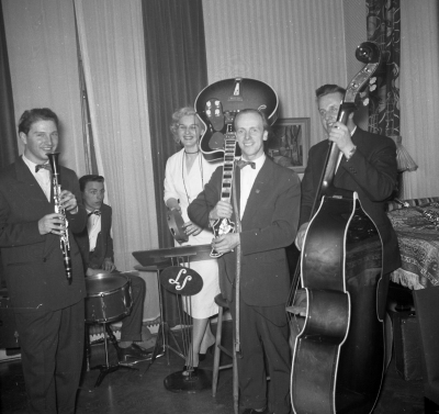 Leppe Sageby & co
1? " Ulf Brushane, 3?, 4 Lennart Leppe Sageby, 5 Olle Bamsing Johansson (uppgift PRO´s bildcirkel)

Dok.110131/KG