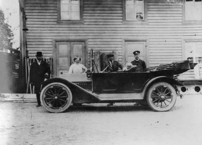 Regal-Bil årsmodell 1912.    1. Johansson ägare till bilen 2. Maja Johansson 3. Josef Wenström 4. Ture Johansson.      