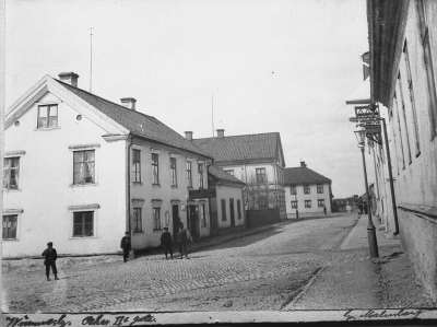 Storgatan med torget i bakgrunden 1900-talet. T.E.
Huset till vänster Axel Eklunds affär, huset i mitten till vänster tingsvaktmästarebostad. Andra huset från vänster: Sköldborgs

samma som vklba14423