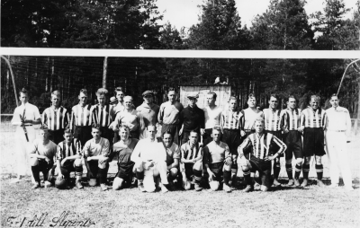 Stående vänster. 1. Axel Andersson, Tapetserare,  4. Valle Larsson, Bankman,    6 Holst, Målare "Plutten",   . Ragnar Ax, Snickare  8. Sture Beijer, Järnarbetare 10. Gunnar Thunberg, Bensinförsäljare 12. Knut Karlsson, Chakuterist  13. John Eriksson Snickare, 16. Harry Karlsson, Cykelhandl.  17. Eskil Holtz, Diversearb.  19. Fritz Karlsson, Typograf  20. Gunnar Andersson, Träarbetare  21.  Werner Sandström, Köpman  22. Helge Fransson, Frisör  24. Einar Leijon, Lantarbetare.     