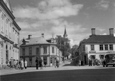 Sevedegatan förbi Stadshotellet, Carl Johanssons klädaffär, Bergs Tobak, Rudells Skoaffär

Dok.100525/KG