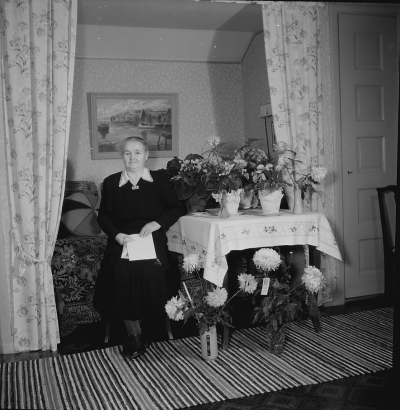 Axel Karlssons fru, Axel var  snickare, bodde i Konsums fastighet.      