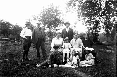 Knut Lindberg,  okänd,  Karl Karlsson,  Signe Karlsson f Lindberg,  Margit Flender f Karlsson,  okänd,  okänd,  okänd,  Ingrid Tidman f Karlsson,  okänd,  Ekbacken Knabbarp           U.F.