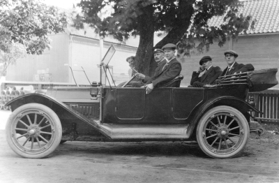 Bilmärket: Regal 1912  Chaufför Ture Johansson flyttad till Kisa. Passagerare i framsätet Ivar Lindblom plåtslagare. Passagerare i baksätet från vänster: 1) Gustaf Derwinger son till Gottfrid Derwinger.    
Notera gärna vklba 3846, där Tures bror AK är chaufför.   