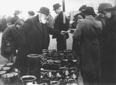 Krukmakare Gustaf Forsberg på Torget.  
