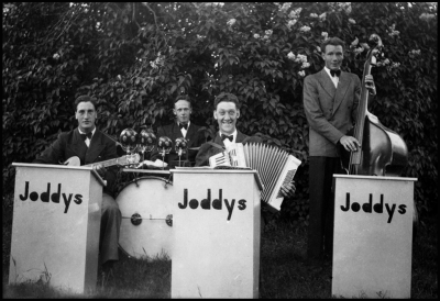 Allan Jonssons egen dokumentation:  " Såsom 15-åring var jag med och bildade vår första orkester. Det var i slutet av 1930-talet. Orkestern hette då "Joddys" för att sedan ombildas till Allans  kvintett. I "Joddys" spelade jag ca. 10-15 år. Vi spelade många gånger på festplatsen i Pelarne. Några övariga kan nämnas såsom: Djursdala, Älö, Brudtallen, Bråbo, Skyttehagen, Vimmerby Folkets Park, Lillasjö, Illevik, Triabo,Järnforsen och Broarna i Lönneberga, bara för att nämna några i mängden. Barmshult ej att förglömma, och Venzelholm i Rumskulla. Musikanterna var: Nils Runevik dragspel, Hakon Henriksson trummor, Sven Svensson kontrabas, Allan Jonsson gitarr, då det fanns piano spelade jag på det, och ibland bytte jag till dragspel. Under krigsåren med gengastider var det svårt att få någon taxi. Jag kommer ihåg, då vi fick åka cykel bland annat till Djursdala och Älö".