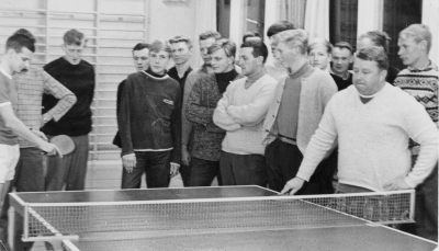1960-talet. Längst till vänster "Igge" Hermansson, Stellan Lindström, Peter Landqvist. Från v. (menas det höger måntro?)  Göran Berggren, Göte Eklund och snett bakom Göran Bo Eklund. Stig Hillerteg, Christer Johansson, Sune Carlsson, Tomas Holgersson, Håkan Johansson, Hans-Göran Johansson, Staffan Andersson och Håkan Sandin.            .          .