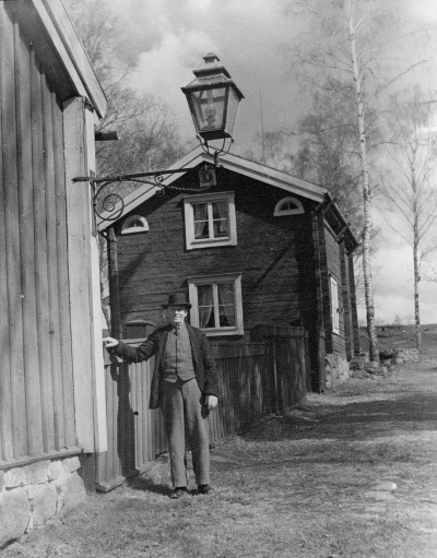 Gästgivarehagen 1944,  till höger Mattsonska gården föredetta Norra Tullstugan flyttades dit på 1930-talet. Mannen på bilden är förre vaktmästare Carl Svensson.  

