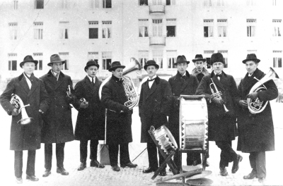 1. Einar Karlsson skomakare, 2. Nils Ståhl snickare sedan värvad vid musiken, 3. Einar Dahl skräddare,
4.Teodor Främberg kakelugnsmakare, 5. Ivar Rosén metallarbetare vid Beijers, död 1969.  6, Bengt Nilsson skräddare, 7. Gustaf Rodell skräddare hos Derwinger, 8. Ragnar Holmdal snickare, 9. Helge Nilsson skräddare sedan kaféägare. Vimmerby orkestern  vid Målilla sanatorium.
