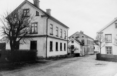 Drottninggatan i början på seklet, från vänster  1.Tengvalls hus.  2. I detta hus bodde John Hagman, gatsopare.  3. Skolhus, sedan Handelskompaniet.  4. Skolhus, sedan mjölkaffär, skoaffär, Falkens Restaurang. 5. Nordgrenska gården, där drev  Werner Sandström kafé och tobaksaffär i många år tills huset revs.  
