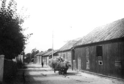Gustaf Lundberg ( Kak ) kör hö på Stångågatan 1930-talet.