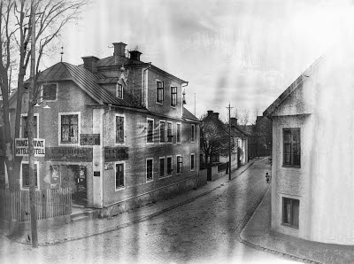 Storgatan sett från Östra Tullen

Storgatan (östra) vid sekelskiftet Ernst Malmbergs affär, sedan Fru Anderssons matservering. Övertogs sedan av dottern, gift med Johansson ("Skinnets") revs på 1960-talet.   T.E.
