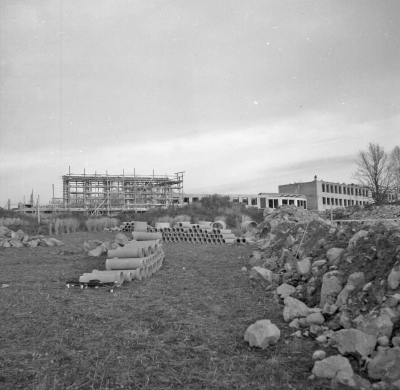 Folkhögskolan under byggnation

Dok.110527/KG