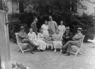 Borgmästaregården. Nanny Hult Wahlberg, Gertrud Wahlberg Lissell, sonen Erik Lissell, Otto, Sigrid Wahlberg, Kerstin Wahlberg Hornwall, Karl Hornwall, Britta Wahlberg, Gustaf Adolf Wahlberg, Thor Wahlberg.