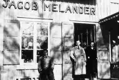 Reprofoto Jacob Melander affär
Personalen vid Jacob Melanders affär i Tuna stationssamhälle mellan 1937-1938. Personerna fr.v är Allan Svensson, Gotthard Johansson och Lena Pettersson

