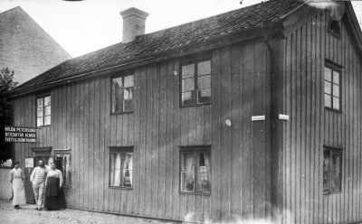 Brevbärare Pettersson med Fru samt dottern Maja, huset revs när Hantverkshuset byggdes 1957.