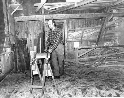 Bildtext: Limning av delar till ramstycke.
Dokumentationsfotografering av tillverkningsprocessen på Snickargården.
Vårvintern 1988
Tillverkning av fransk pardörr.
Avbildade personer:
Tönnes Andersson
Bernth Ericsson
Lillan Ericsson
Alvar Andersson
Bildmaterialet användes senare till en skärmutställning om Snickargården som visades på Vimmerby Bibliotek