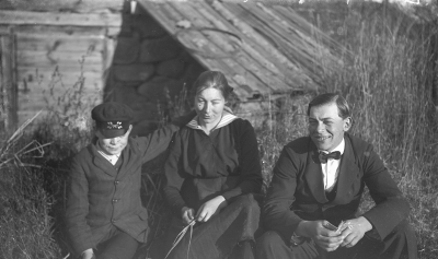 1. Henrik Hansson född 1906, 2, Ingrid Hansson född 1895, 3. Tore Hansson född 1899.
Fotot är taget i Grägarp bakom källaren.