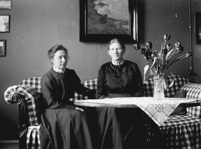 Från vänster: Hedvig Forsell och Göta Tisell i deras gemensamma hem Solliden 