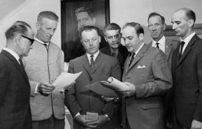 Folkets Hus.  . Ernst Lindblad, Tuna  2. Bergvall, Storebro  3?,  4. Pontus Fahlström, Frödinge  5. Ebbe Carlsson, ombudsman Kalmar,  6. Sigurd Karlsson   7. Rune Hultqvist, lärare Vimmerby.  