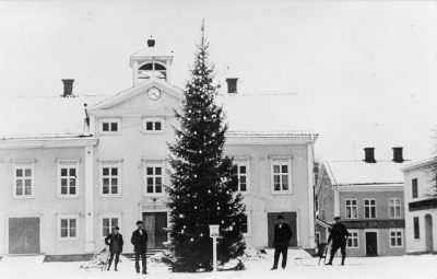 Torget
Julgran 1920. Från vänster 1?, 2?, 3 Poliskonstapel Anton Halldén,   4?              T.E.